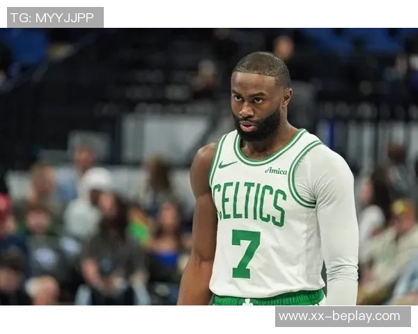 杰伦布朗三分球表现出色并为豪泽破纪录加油的精彩瞬间