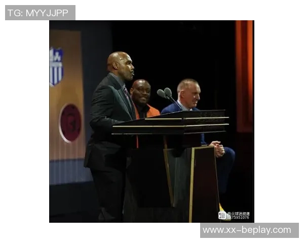 小哈达威采访现场突遇冷场独自面对空荡房间尴尬应对三室一厅